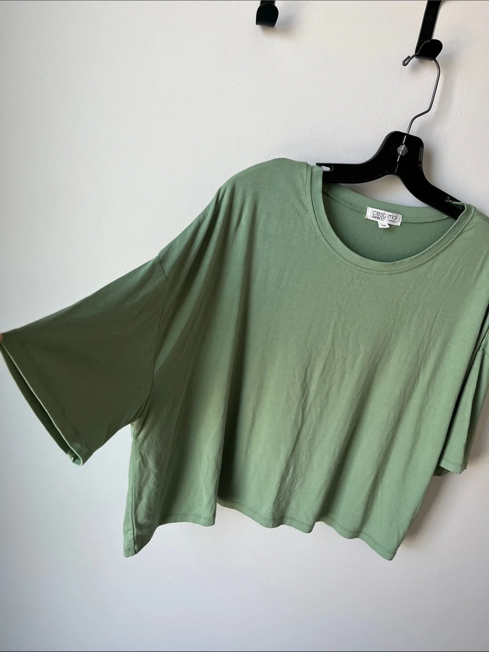 C’est Moi
BAMBOO Short Sleeve Boxy Tee in Sage Green - Picture 3 of 7